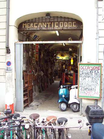 le chincaglierie del 900 si ritirano moto d'epoca mobilia si svuotano cantine